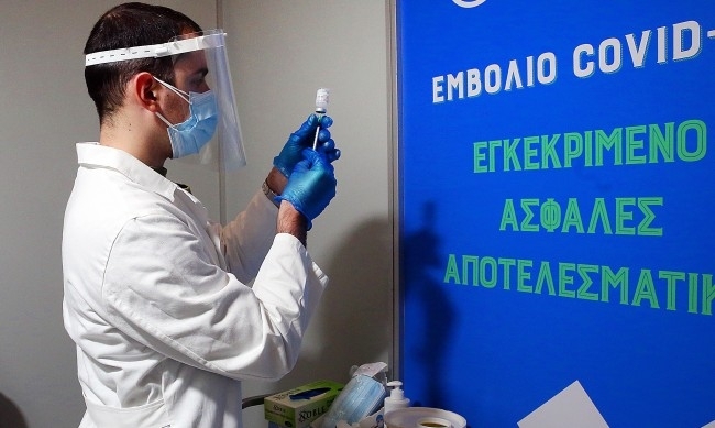 Духовници и кметове в Гърция агитират хората да се ваксинират