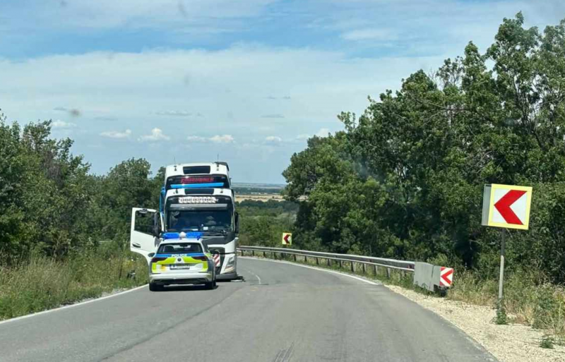 Аварирал автовоз затруднява движението по главен път Е 79 в