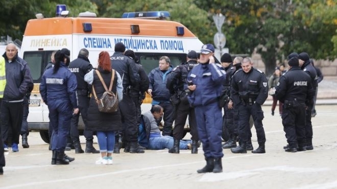 Мъж връчи писмо на полицията и опита да се самоубие до маратон в София /снимки/