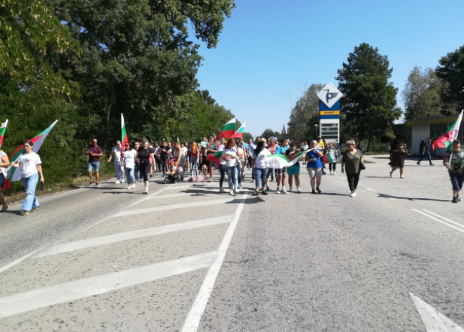 Протестно шествие затвори път Е-79 в района на Видин /снимки/