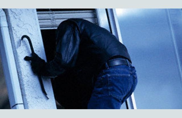 Нагъл апаш разби къща и открадна компютър във Врачанско съобщиха