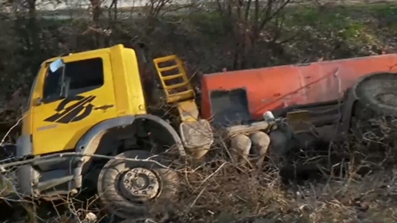 Цистерна с вода се преобърна на километър от входа на