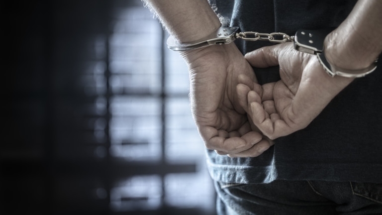 Млад шофьор е задържан от полицаи за притежание на наркотици