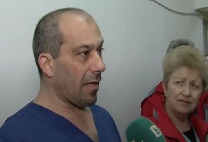 Синът на починалия пациент скочи като котка и си заби