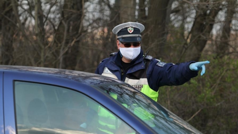 Полицаи са търсили нарушители на COVID мерките в Мездра, съобщиха