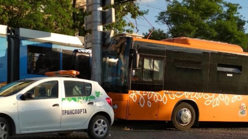 Трима души са пострадали след като автобус движещ се по