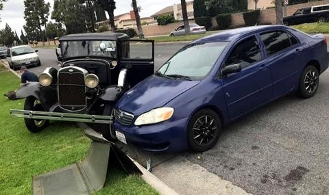 Разсеяна шофьорка на Toyota Corolla блъсна току що реставриран Ford Model