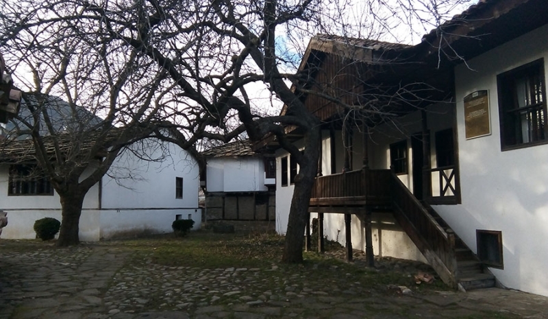 В Етнографския комплекс Свети Софроний Врачански във Враца е подредена