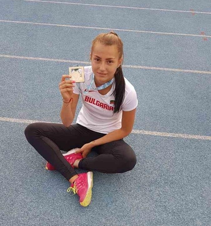 Талантливата лекоатлетка от Монтана Ариана Кузманова спечели сребърен медал на