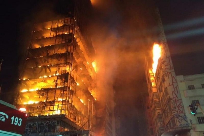 Горяща сграда се срути в центъра на бразилския град Сао Пауло докато пожарникарите се опитваха