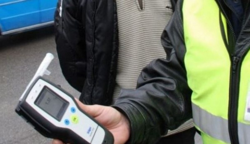 Полицаи са хванали мъртвопиян мъж зад волана във Враца съобщиха