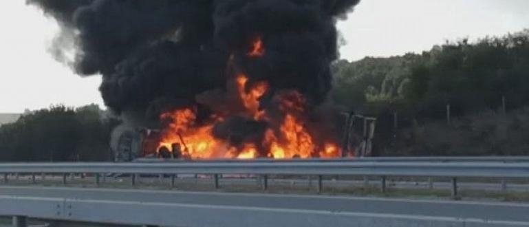 Турски ТИР се е запали в движение тази сутрин между