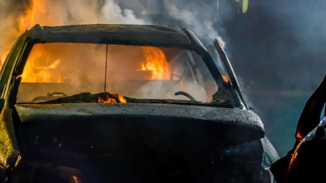 Истории от Северозапада: Мъж запали дрехи в чужд автомобил във Врачанско, ченгетата го спипаха