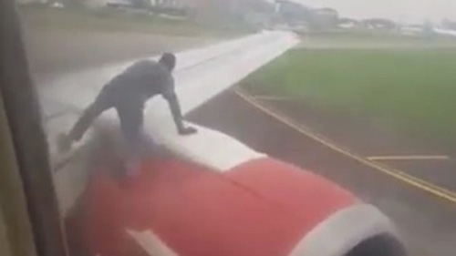 Нигериец се покатери върху пътнически самолет в движение Мъжът беше