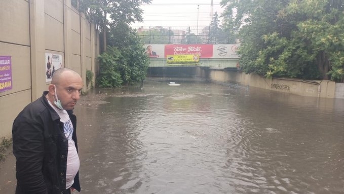 Реки преляха а много къщи бяха наводнени в резултат на проливен дъжд в турския
