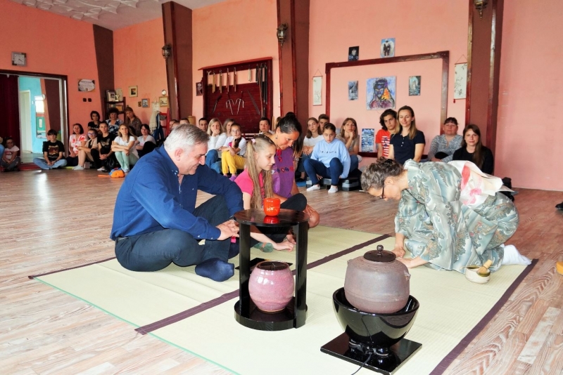 По покана на инструктора по карате до Василий Ковяр в разгара