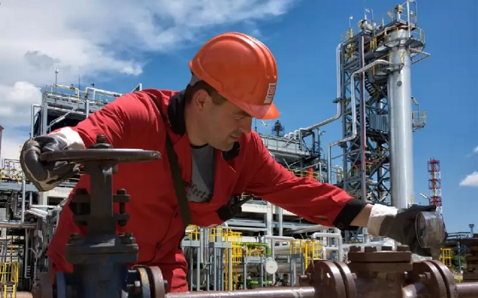 Руската енергийна група ЛУКойл се готви да продаде най големия си