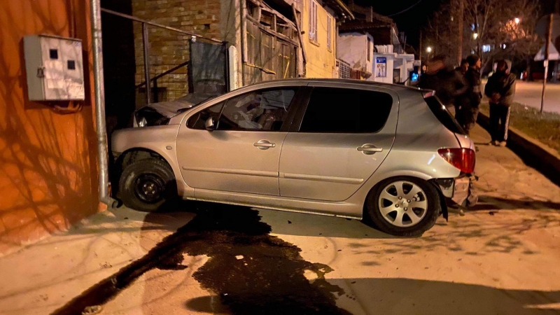 Хлапак на 20 години се е забил с лек автомобил