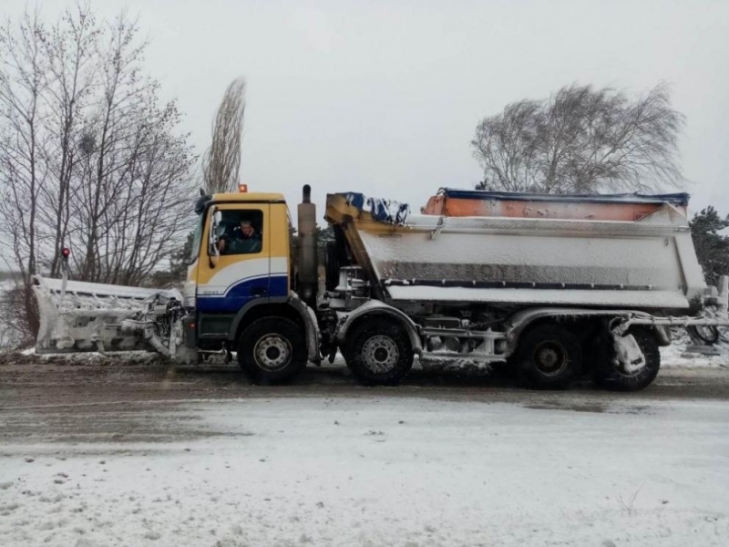 Над 340 машини обработват пътните настилки в районите със снеговалеж.