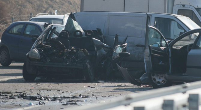 Тежка катастрофа между шест автомобила е станала на пътя от
