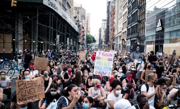 Хиляди се събраха вчера на протест пред Белия дом срещу