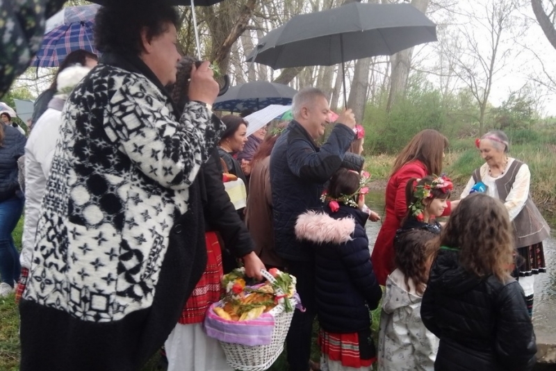 Четиригодишната Катерина е новата кумица на момичетата в монтанското село