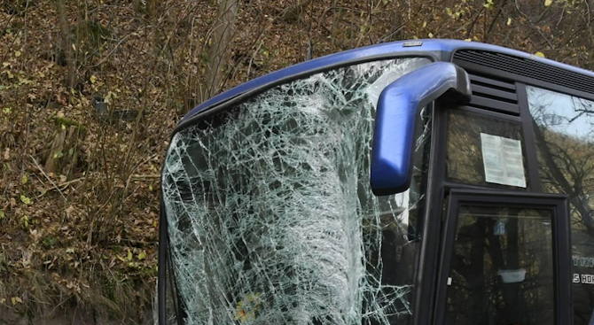 Катастрофа между автобус превозващ деца и лека кола е станала на