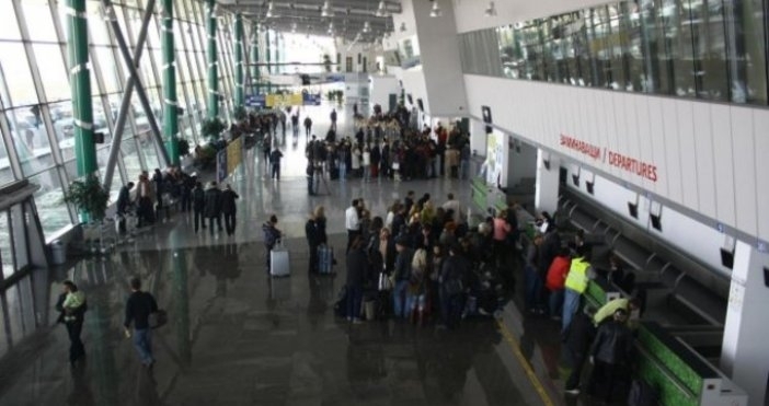 Близо 100 човека пътуващи за Брюксел попаднаха снощи в капан