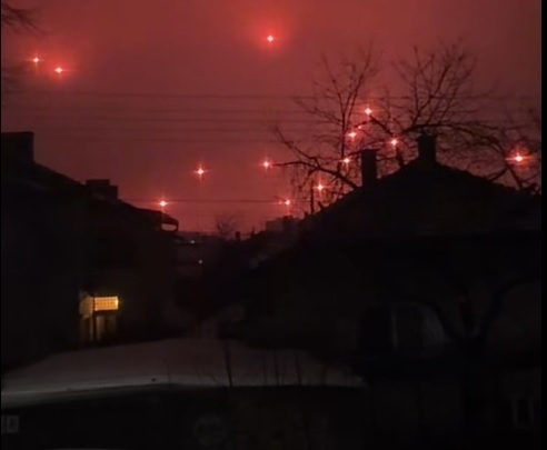 Мистериозни светлини и небе обагрено в червено Тази гледка стресна