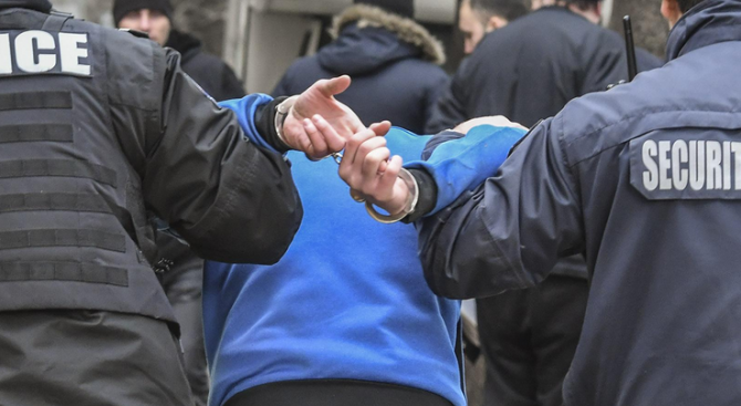 В Шесто Районно управление при СДВР е задържан 19 годишен младеж