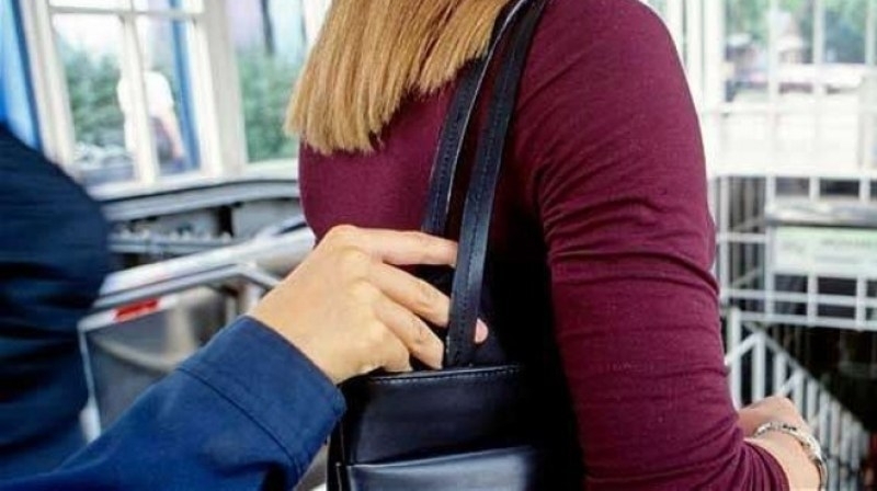 Хванаха джебчийка извършила кражби за няколко поредни дни от клиенти