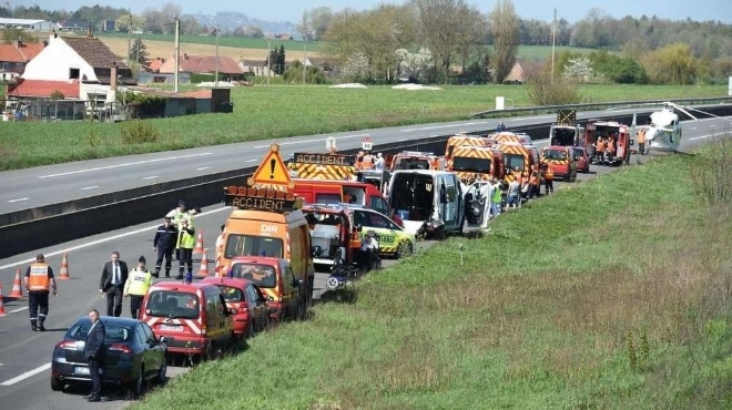 Общо 18 души бяха ранени при жестока верижна катастрофа на
