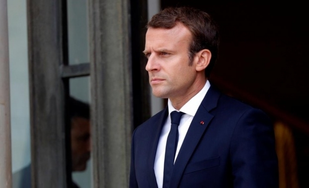 Рейтингът на френския президент Еманюел Макрон е спаднал с 12