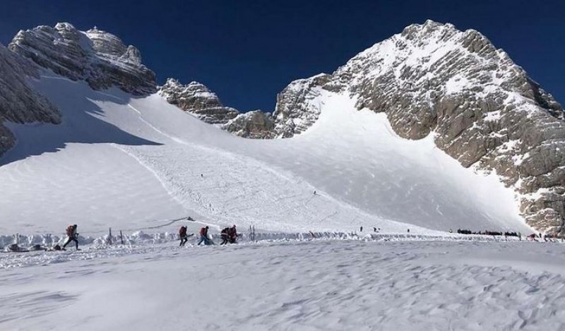 Лавина е убила петима туристи в Австрия Снежната маса се