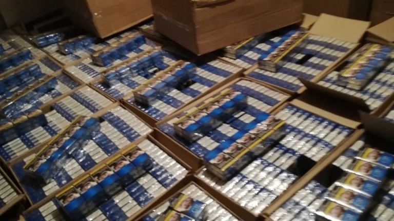 939 760 къса нелегални цигари задържаха митничари при две проверки