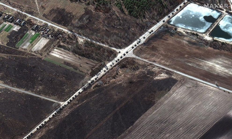 Руски военен конвой дълъг около 64 километра настъпва към украинската