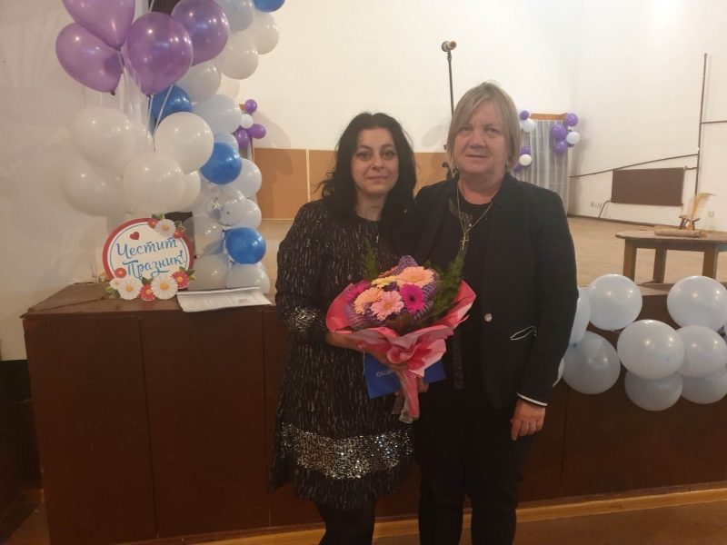 С тържествена програма и много вълнение днес учениците и педагогическия