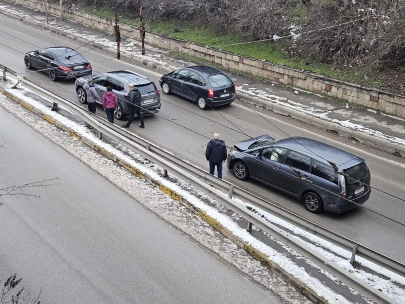 Верижна катастрофа блокира оживен булевард в час пик във Враца