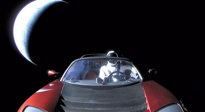 НАСА включи в каталога на спътниците автомобила Tesla Roadster който