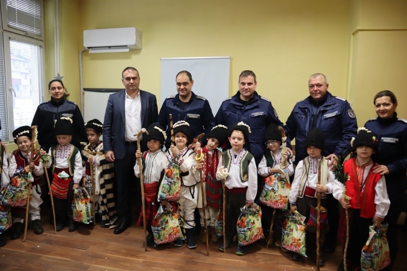 Видинските полицаи посрещнаха добри гости коледари  
Празнично пременени и с приповдигнато