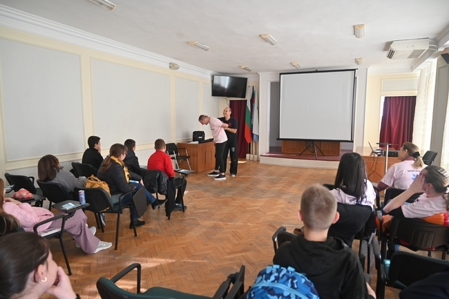 С лекция пред ученици и демонстрация на техники за самозащита