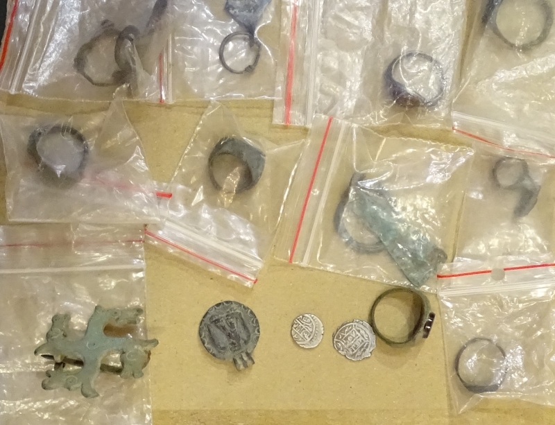 Голям брой археологически предмети и старинни моменти са открити от