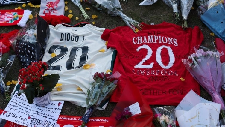 Ливърпул вади №20 от употреба в памет на Жота