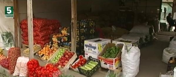 Тонове плодове и зеленчуци са унищожени при пожар в склад