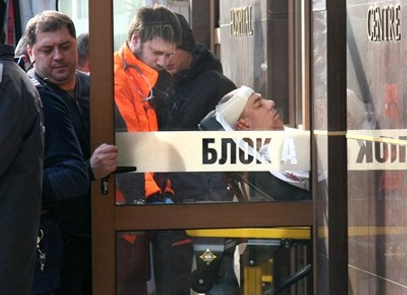 С обинтована глава в съзнание и под строга охрана 54 годишният