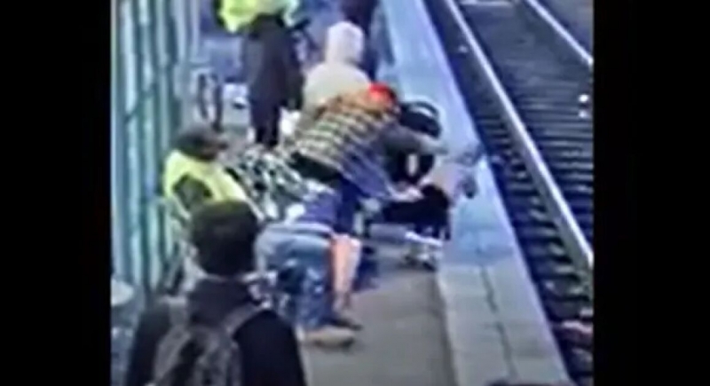 Жена е арестувана след като е бутнала 3 годишно дете на релсите