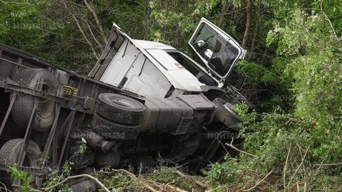 Тежкотоварен автомобил който пътувал от София към Видин е самокатастрофирал