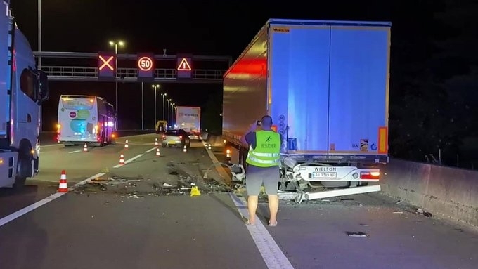 Aвтобус се преобърна в Германия, ранени са 20 души