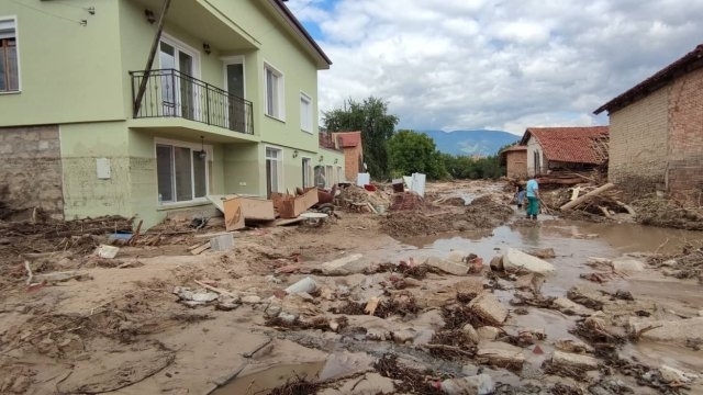 С подкрепата на Международната организация на Червения кръст в която