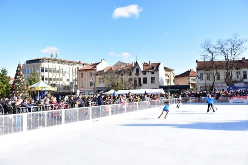 С демонстрации по фигурно пързаляне огнено шоу и празнична заря